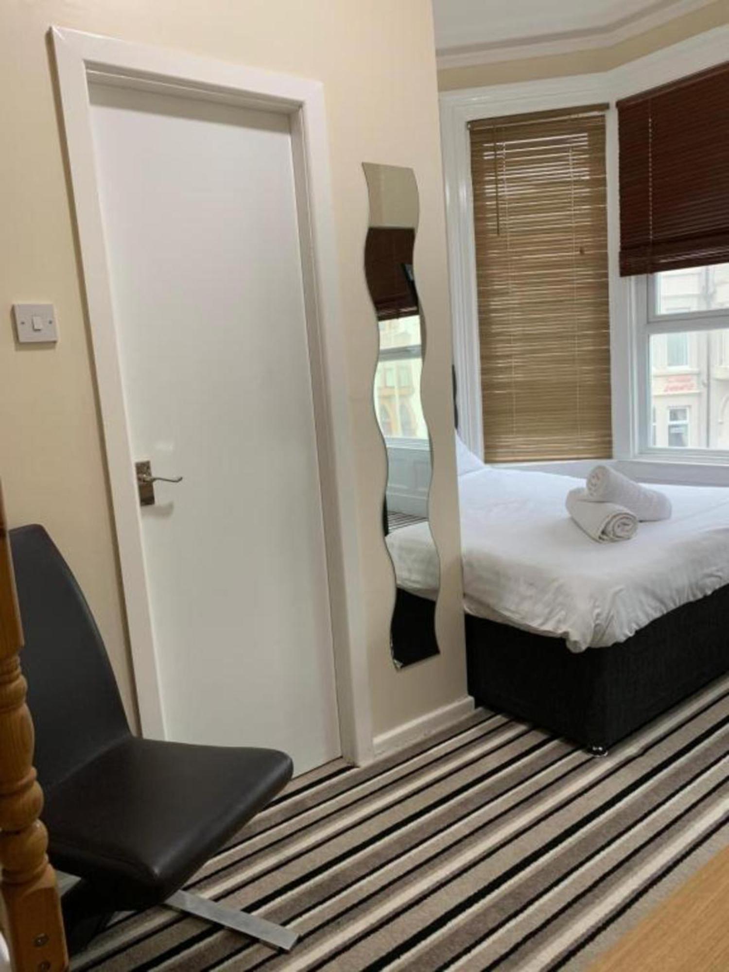 בלקפול Oyo Wave Crest Hotel מראה חיצוני תמונה