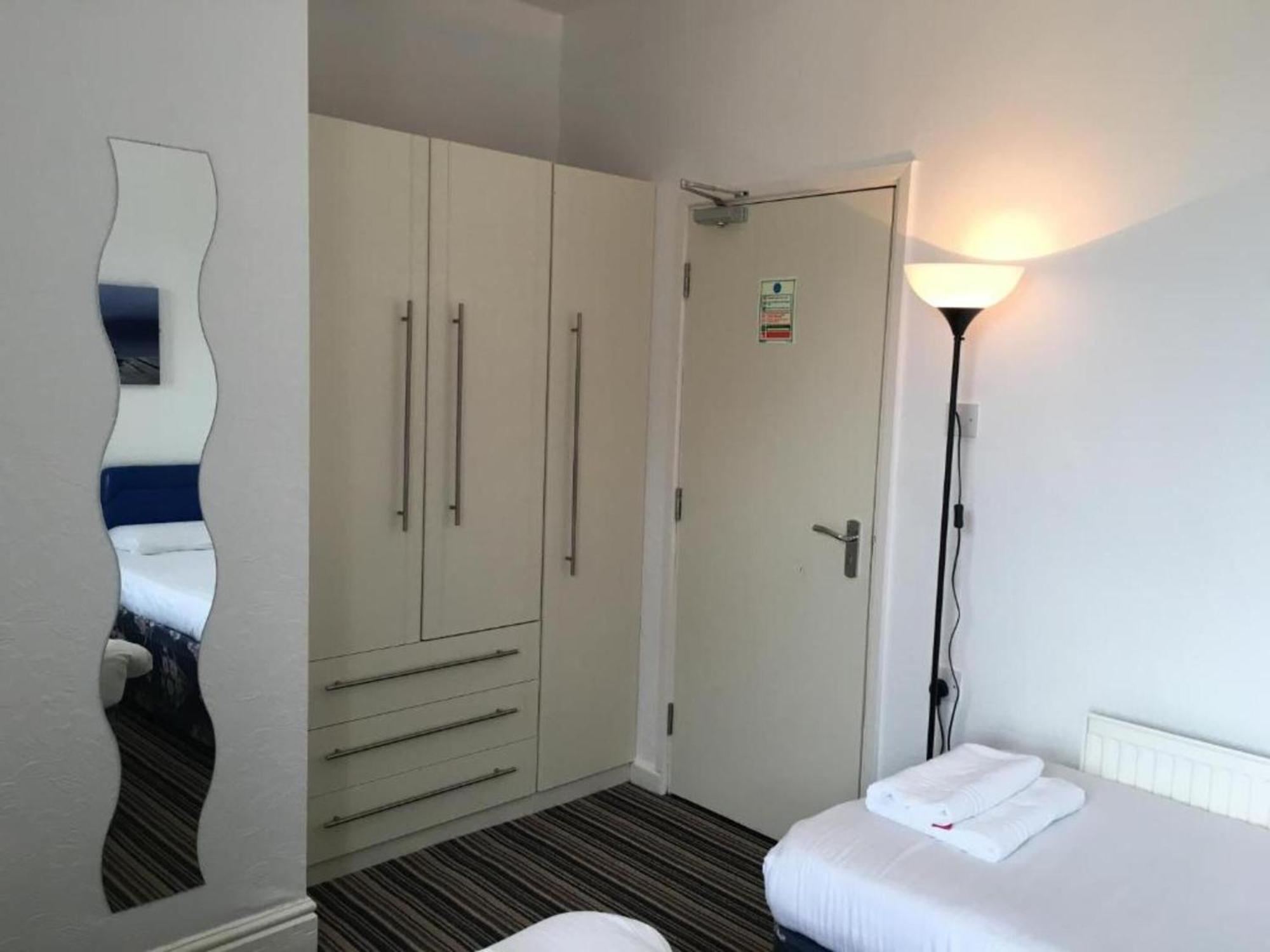 בלקפול Oyo Wave Crest Hotel מראה חיצוני תמונה